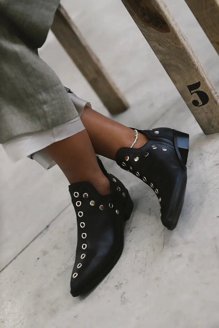 Béatrice™ - bottine noire cloutée
