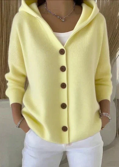 Darienne | Cardigan long boutonné en tricot avec capuchon